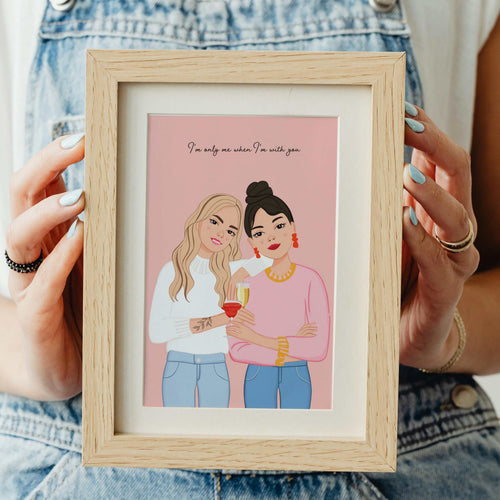 Ritratto personalizzato stile caricatura di due migliori amiche con abbigliamento e drink personalizzati