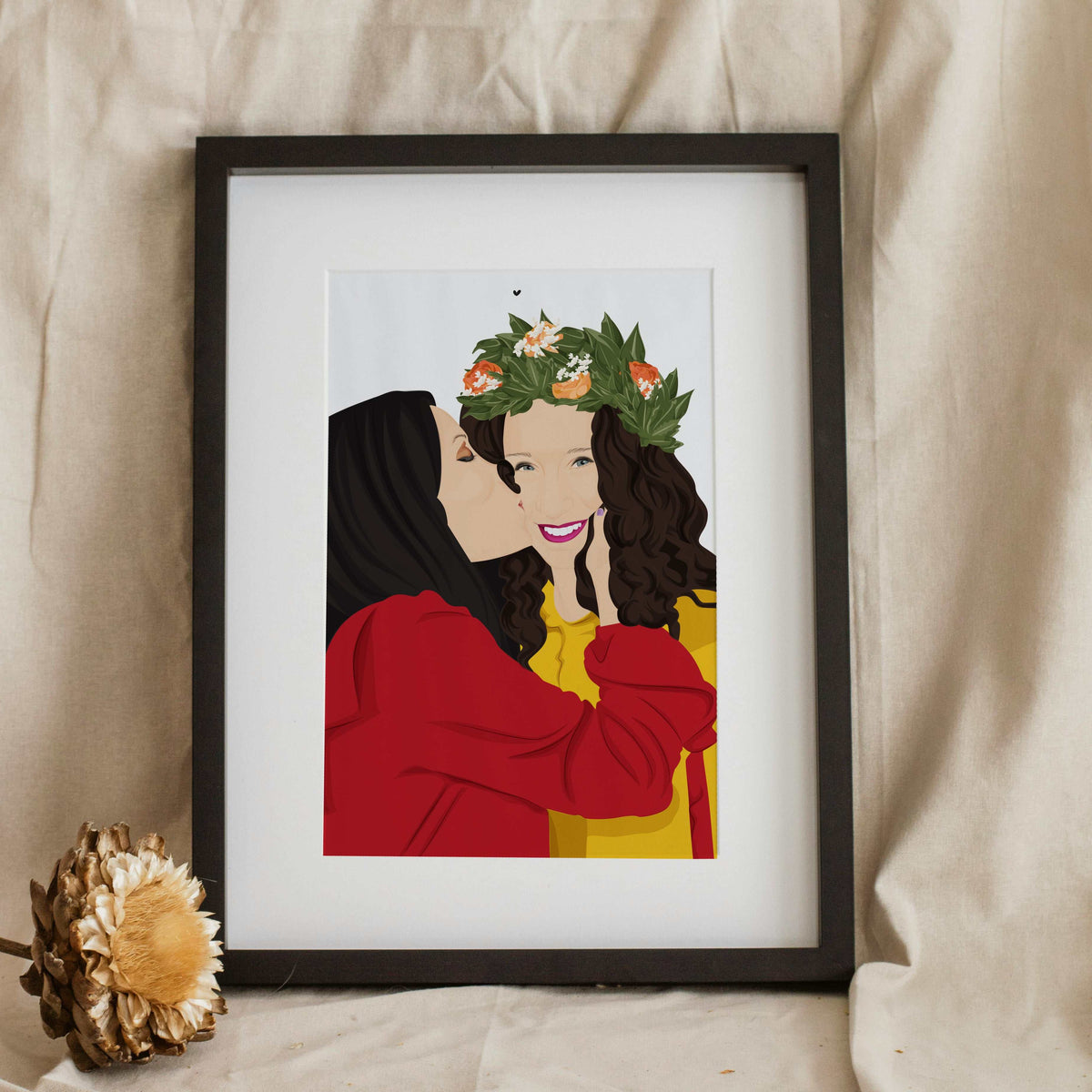 Ritratto di Laurea illustrato, stampa personalizzata con due donne sorridenti, toga rossa e corona d’alloro floreale.