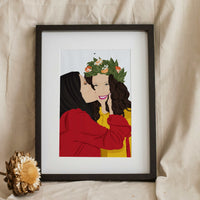 Ritratto di Laurea illustrato, stampa personalizzata con due donne sorridenti, toga rossa e corona d’alloro floreale.