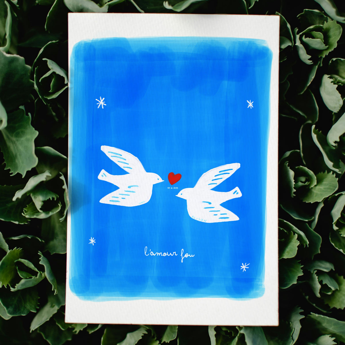 Stampa artistica personalizzata con uccellini innamorati sopra un cuore rosso su sfondo azzurro